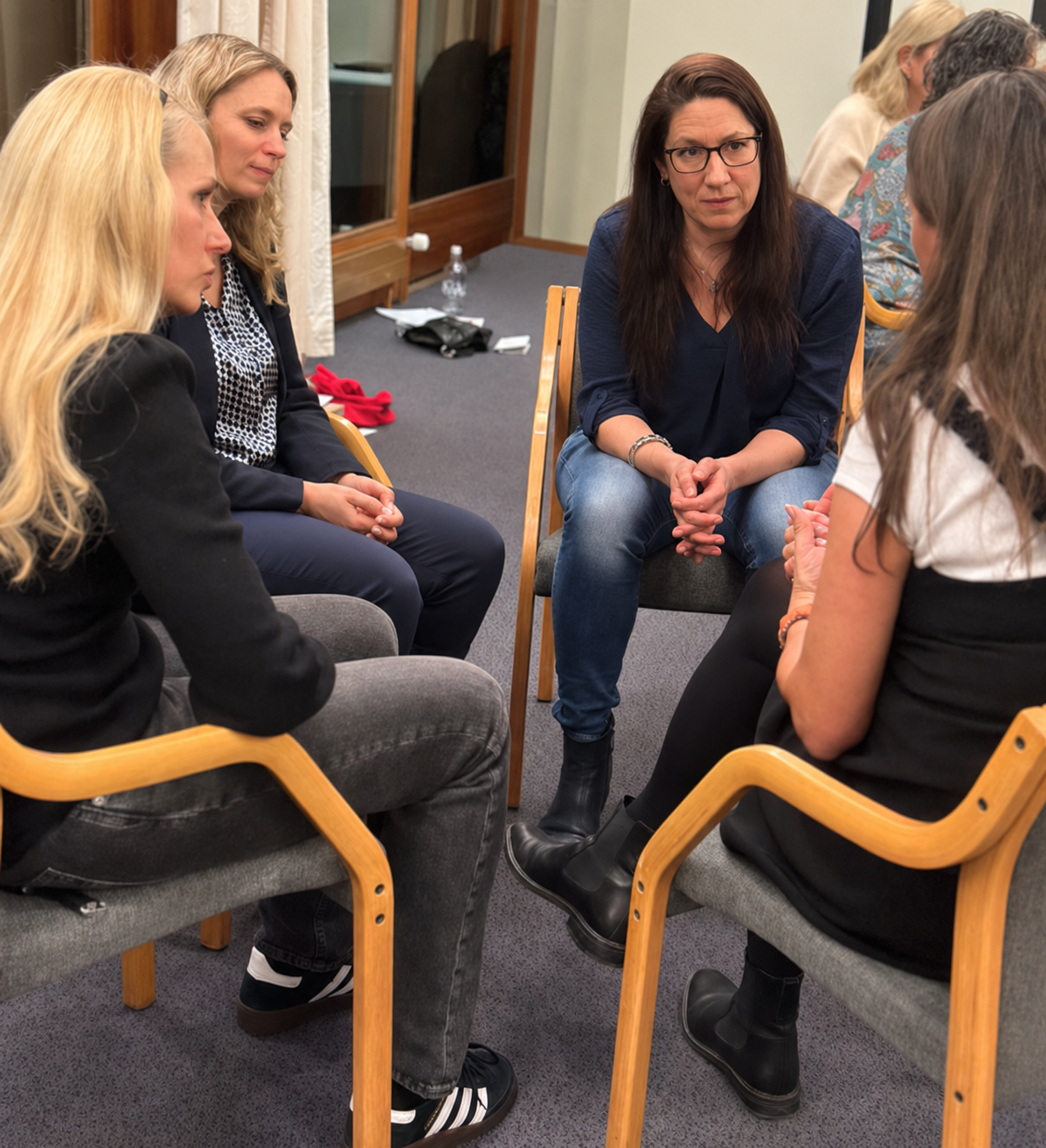Susi Nocker im Stuhlkreis im Gespräch mit Teilnehmerinnen eines Workshops