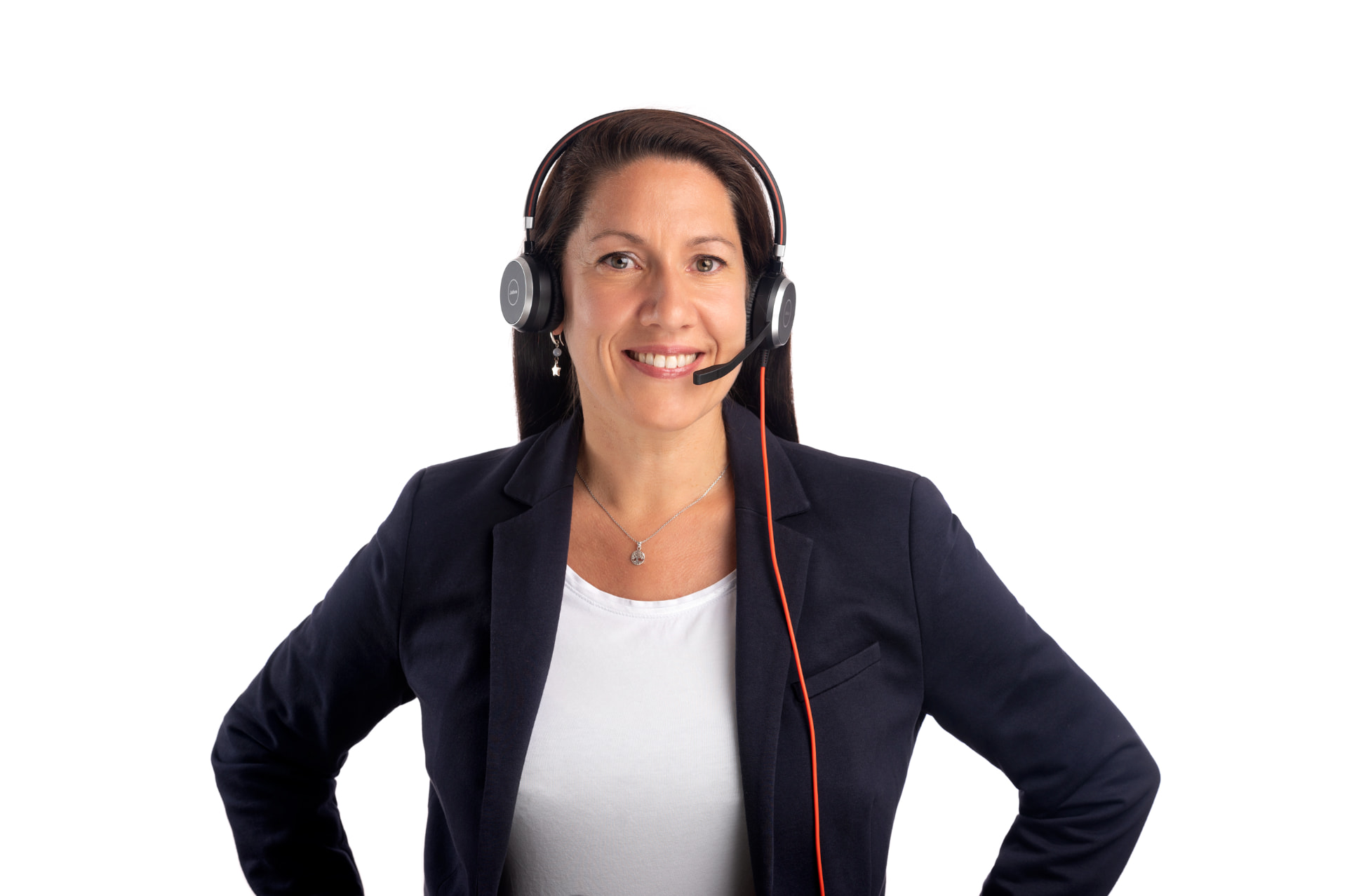 Susi Nocker lächelt mit Headset und dunklem Blazer