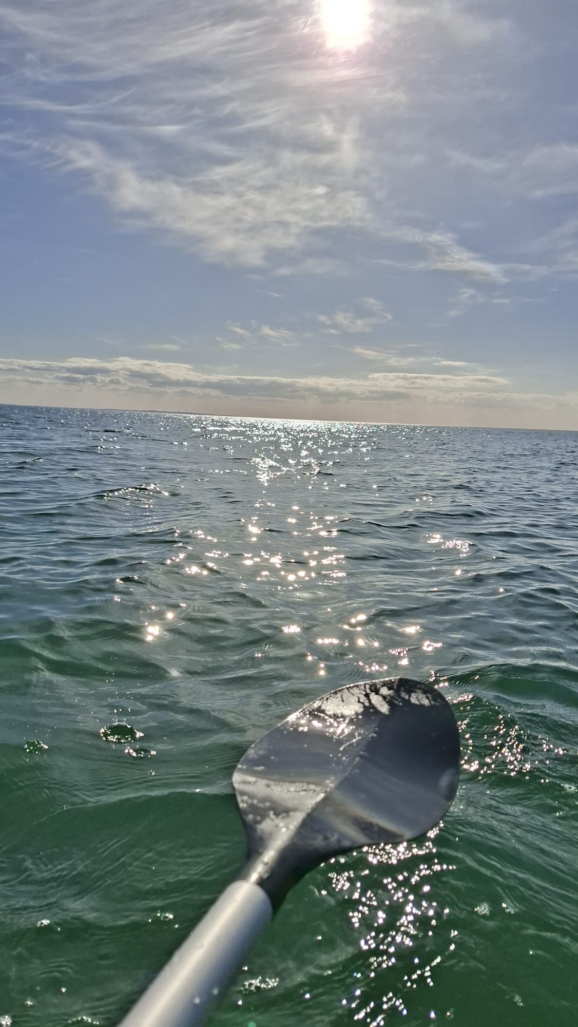 Paddel auf glitzerndem Wasser unter der Sonne